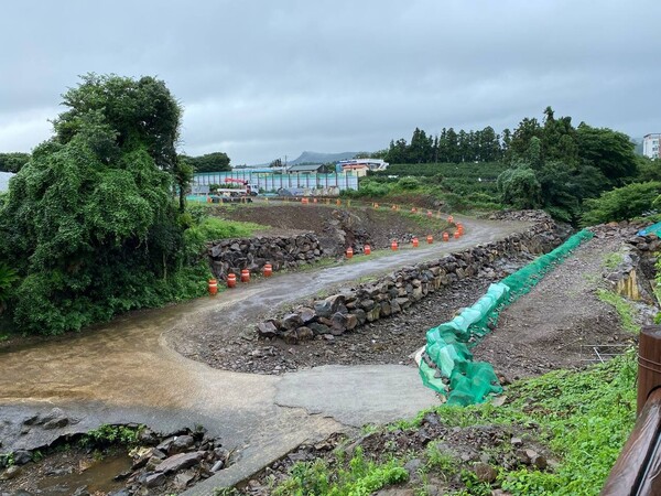 제주기후평화행진은 지난 16일 서귀포시 동홍동 소재 서귀포학생문화원에서 8번째 행진을 진행했다. 사진은 서홍천. (사진=황용운 제공)