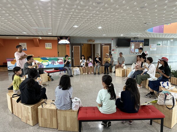 제주기후평화행진은 지난 16일 서귀포시 동홍동 소재 서귀포학생문화원에서 8번째 행진을 진행한 가운데, 서신심 활동가의 발제를 토대로 참여자들이 소감을 나누고 있다. (사진=박지희 기자)