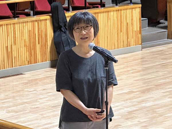 제주기후평화행진은 지난 16일 서귀포시 동홍동 소재 서귀포학생문화원에서 8번째 행진을 진행한 가운데, 서신심 '서귀포시 도시우회도로 녹지공원화를 바라는 사람들' 소속 활동가가 발제하고 있다. (사진=박지희 기자)