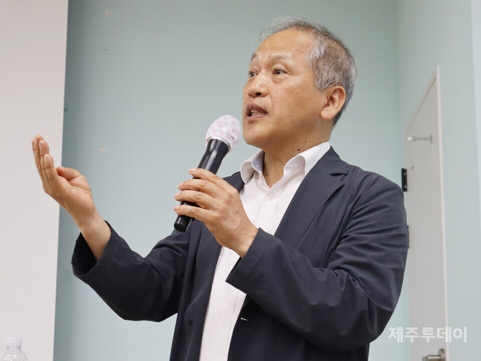 지난 27일 오후 제주사회적경제지원센터 1층 몬딱가공소에서 열린 ‘2023 노무현시민학교 6강’에서 임경석 성균관대학교 사학과 교수가 ‘제주4·3과 독립운동’을 주제로 강연하고 있다. (사진=조수진 기자)
