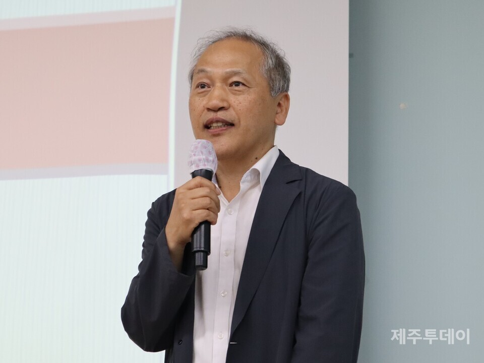 지난 27일 오후 제주사회적경제지원센터 1층 몬딱가공소에서 열린 ‘2023 노무현시민학교 6강’에서 임경석 성균관대학교 사학과 교수가 ‘제주4·3과 독립운동’을 주제로 강연하고 있다. (사진=조수진 기자)