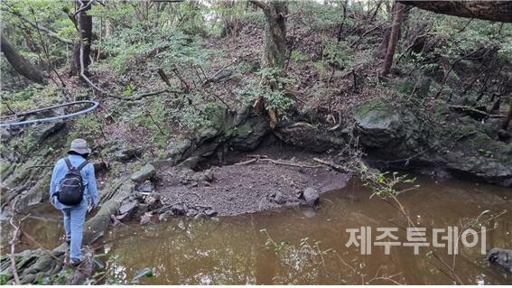 안좌천에 자리한 가시리 소꼽지당. 절벽 아래가 제단으로 보인다. (사진=여연)