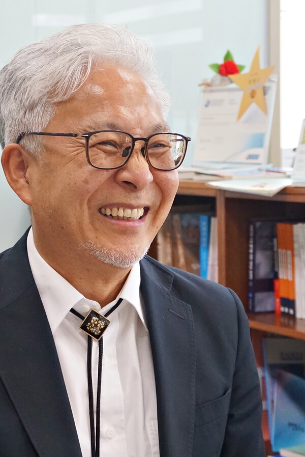 지난달 28일 기자와 인터뷰를 하고 있는 임영구 표선고 교장. (사진=박지희 기자)