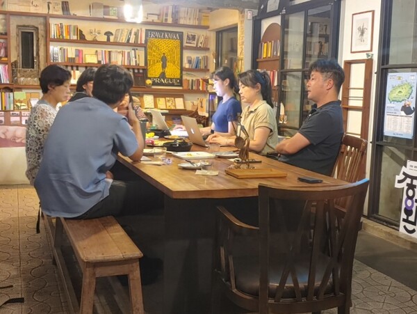 는 지난달 마지막날인 31일 오후 7시 30분 제주시 이도이동 '금요일의아침,조금'에서 10차 독자위원회 회의를 개최했다. (사진=김재훈 기자)