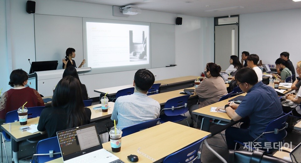 11일 오전 제주대학교 사범대학 2호관에서 이소영 사회교육학과 교수가 ‘제주대학교 대학원 4·3융합전공과정 신설 설명회’를 진행하고 있다. (사진=조수진 기자)