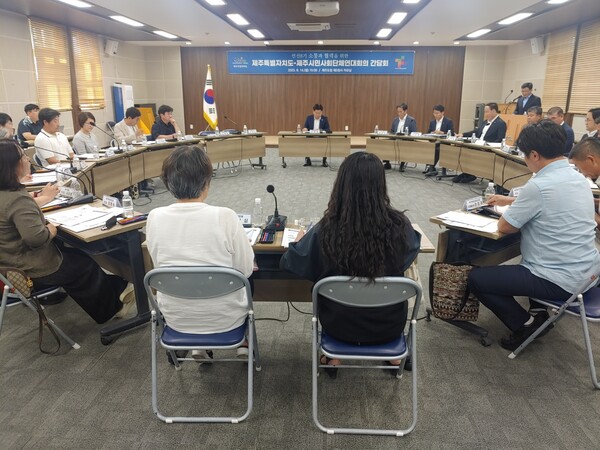 오영훈 제주도정이 지역 현안에 대해 시민사회와 소통하겠다며 14일 공개 간담회를 가졌지만 오 지사의 일정 탓에 1시간 만에 종료되며 별 다른 내실없는 간담회가 되고 말았다.(사진=김재훈 기자)