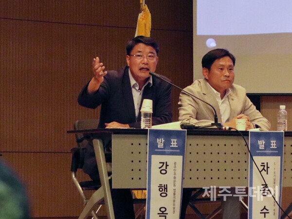 지난 16일 오후 제주4·3희생자유족회와 제주4·3연구소, 제주민예총, 제주4·3기념사업위원회, 제주4·3평화재단, 제주4·3진상규명과 명예회복을 위한 도민연대 등은 16일 오후 제주4·3평화교육센터 대강당에서 ‘4·3역사 왜곡, 어떻게 대응할 것인가’ 토론회를 열었다. 강행옥 광주민주화운동 법률지원위원장(왼쪽)이 발표하고 있다. (사진=조수진 기자)