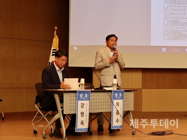 제주4·3희생자유족회와 제주4·3연구소, 제주민예총, 제주4·3기념사업위원회, 제주4·3평화재단, 제주4·3진상규명과 명예회복을 위한 도민연대 등은 16일 오후 제주4·3평화교육센터 대강당에서 ‘4·3역사 왜곡, 어떻게 대응할 것인가’ 토론회를 열었다. 차종수 5·18기념재단 기록진실부 부장(오른쪽)이 발표하고 있다. (사진=조수진 기자)