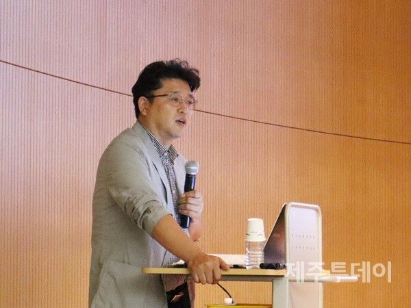 지난 16일 오후제주4·3평화교육센터 대강당에서 제주4·3희생자유족회와 제주4·3연구소, 제주민예총, 제주4·3기념사업위원회, 제주4·3평화재단, 제주4·3진상규명과 명예회복을 위한 도민연대 등이 ‘4·3역사 왜곡, 어떻게 대응할 것인가’ 토론회를 열었다. 고성만 제주대학교 사회학과 교수가 ‘4·3 역사 왜곡 논의장의 조건’ 주제발표를 하고 있다. (사진=조수진 기자)