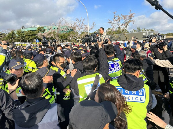 지난 3일 오전 제주4·3평화공원에서 75주년 4·3희생자추념식이 거행되기 전, 인근 도로에서 집회를 연 자칭 '서북청년단 구국결사대'와 시민사회 및 유족들이 대치하고 있다. (사진=박지희 기자)