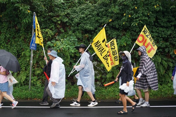 23일 강정마을 제주군사기지 저지와 평화의 섬 실현을 위한 범도민대책위원회와 제주 해군기지 전국 대책회의 등은 서귀포시 강정동 제주해군기지 정문 앞에서 ‘다시 평화야, 고치글라! 2023 제주생명평화대행진’을 개최했다.  (사진=박지희 기자)