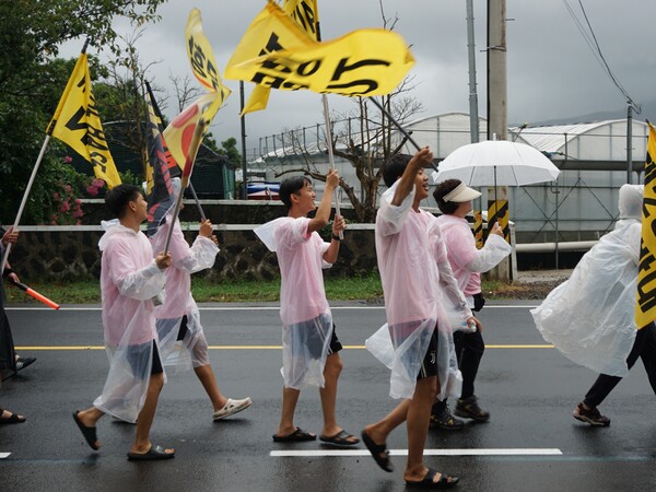 23일 강정마을 제주군사기지 저지와 평화의 섬 실현을 위한 범도민대책위원회와 제주 해군기지 전국 대책회의 등은 서귀포시 강정동 제주해군기지 정문 앞에서 ‘다시 평화야, 고치글라! 2023 제주생명평화대행진’을 개최했다.  (사진=박지희 기자)