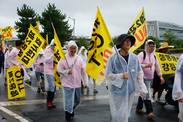 23일 강정마을 제주군사기지 저지와 평화의 섬 실현을 위한 범도민대책위원회와 제주 해군기지 전국 대책회의 등은 서귀포시 강정동 제주해군기지 정문 앞에서 ‘다시 평화야, 고치글라! 2023 제주생명평화대행진’을 개최했다.  (사진=박지희 기자)