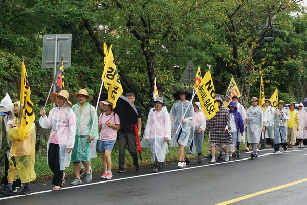 23일 강정마을 제주군사기지 저지와 평화의 섬 실현을 위한 범도민대책위원회와 제주 해군기지 전국 대책회의 등은 서귀포시 강정동 제주해군기지 정문 앞에서 ‘다시 평화야, 고치글라! 2023 제주생명평화대행진’을 개최했다. (사진=박지희 기자)