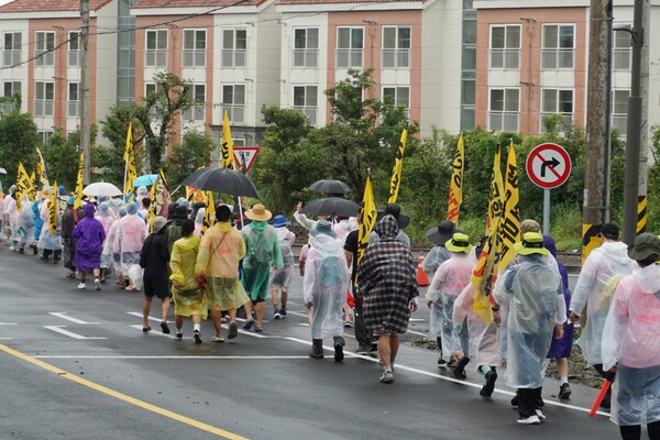 23일 강정마을 제주군사기지 저지와 평화의 섬 실현을 위한 범도민대책위원회와 제주 해군기지 전국 대책회의 등은 서귀포시 강정동 제주해군기지 정문 앞에서 ‘다시 평화야, 고치글라! 2023 제주생명평화대행진’을 개최했다. (사진=박지희 기자)