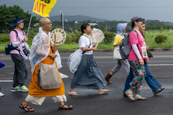  카모시타 유이치 스님(왼쪽에서 두 번째)(사진=이길훈 제공)