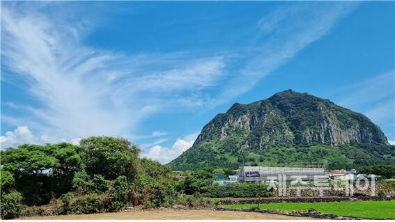 큰물당 근처 청밧할망당과 산방산. (사진=여연)