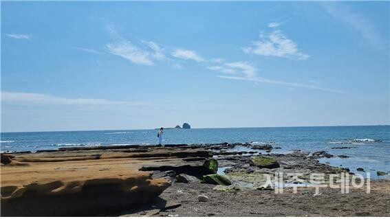 사계리 모래 해변과 형제섬. (사진=여연)