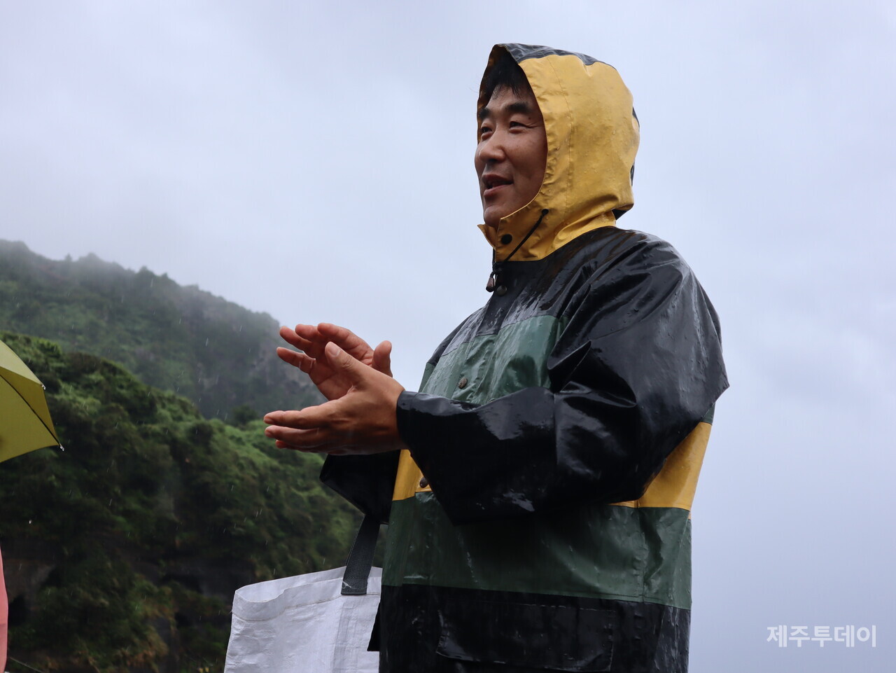 지난달 30일 제주 서귀포시 성산읍 수마포구 일대에서 해양시민과학센터 파란과 제주투데이가 '2023 제주해양포럼 여섯 번째 이야기: 제주도 조수웅덩이, 그 무한의 세계'를 진행하고 있다. (사진=조수진 기자)