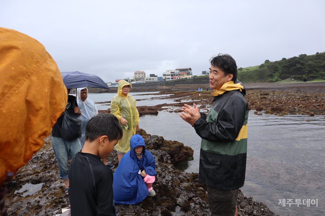 지난달 30일 제주 서귀포시 성산읍 수마포구 일대에서 해양시민과학센터 파란과 제주투데이가 '2023 제주해양포럼 여섯 번째 이야기: 제주도 조수웅덩이, 그 무한의 세계'를 진행하고 있다. (사진=조수진 기자)