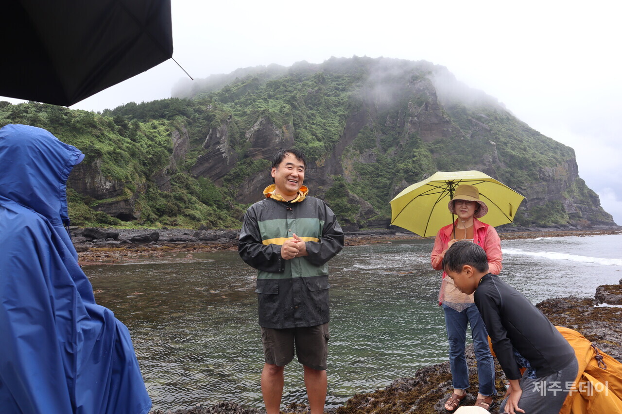 지난달 30일 제주 서귀포시 성산읍 수마포구 일대에서 해양시민과학센터 파란과 제주투데이가 '2023 제주해양포럼 여섯 번째 이야기: 제주도 조수웅덩이, 그 무한의 세계'를 진행하고 있다. (사진=조수진 기자)