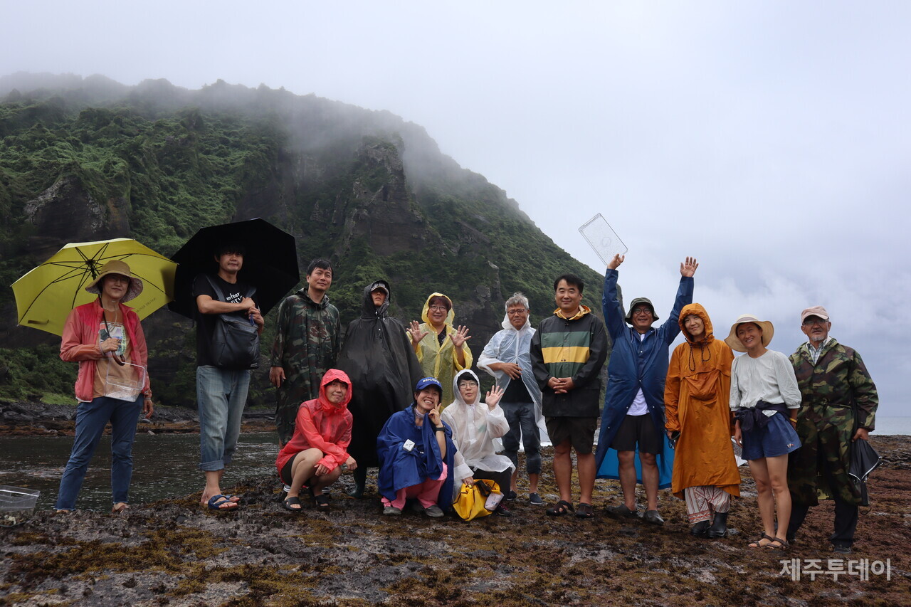 ​지난달 30일 제주 서귀포시 성산읍 수마포구 일대에서 해양시민과학센터 파란과 제주투데이가 '2023 제주해양포럼 여섯 번째 이야기: 제주도 조수웅덩이, 그 무한의 세계'를 진행했다. (사진=조수진 기자)