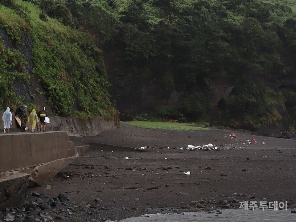 지난달 30일 제주 서귀포시 성산읍 수마포구 일대에서 해양시민과학센터 파란과 제주투데이가 '2023 제주해양포럼 여섯 번째 이야기: 제주도 조수웅덩이, 그 무한의 세계'를 진행했다. 오른쪽에 밀물 때 들어온 쓰레기가 줄지어 있다. (사진=조수진 기자)