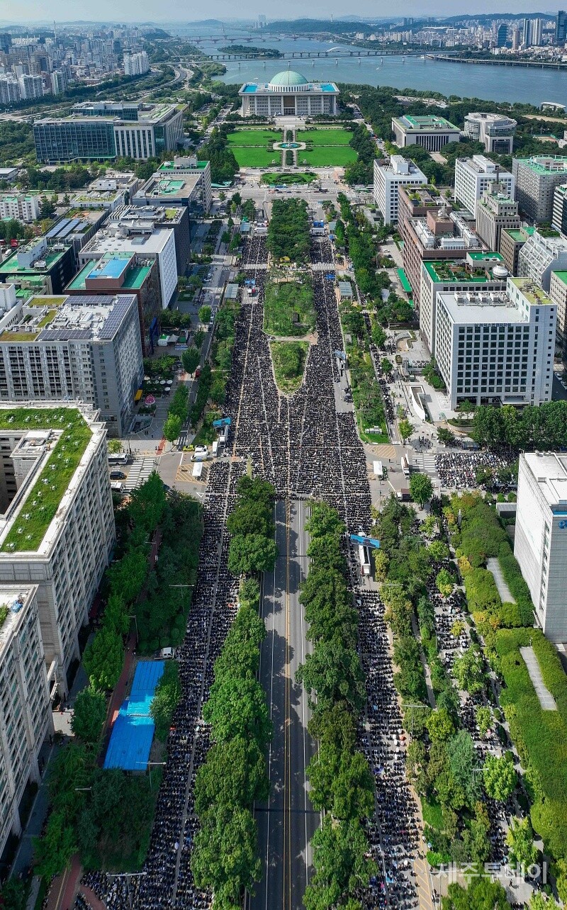 지난 2일 여의도 국회의사당 앞에서 7차 50만 교원 총궐기 대회가 열렸다. 이날 참가자 수는 주최 측 추산 30만명이다. (사진=독자 조민희 제공)