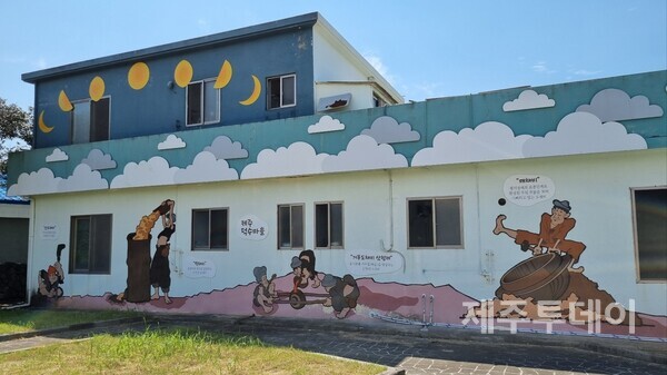 불미마당 건물 벽에 도깨비들이 풀무 일을 하는 과정을 그려놓았다. (사진=여연)