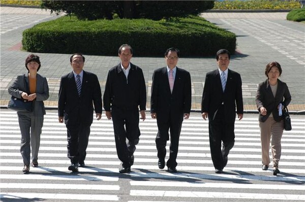 2004년 제17대 국회의원 선거에서 당선된 민주노동당 의원들이 국회로 들어가고 있다. (사진=노회찬재단 아카이브)