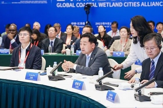 이종우 서귀포시장(가운데)이 지난달 25일 중국 강소성 옌청시에서 열린 '2023 World Coastal Forum(WCF, 국제연안포럼)'에 참석해 서귀포시의 갯벌식생 복원사업 등을 소개하고 있다.(서귀포시 제공)