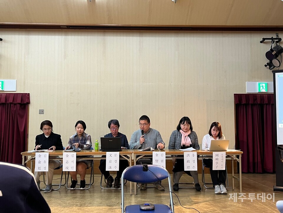 지난 14일 일본 오사카 KCC회관에서 ‘제2회 제주4·3국제포럼’이 열리고 있다. (왼쪽부터)김유정 존스홉킨스대학교 문화인류학 박사수료생, 김지민 제주4·3기념사업위원회 국제위원장, 문경수 리쓰메이칸대학 명예교수, 김현태 제주4·3을 생각하는모임-오사카 활동가, 홍정은 오사카공립대학 오사카코리안 연구플랫폼 특임조교, 오카자키 료코 제주4·3을생각하는모임-오사카 활동가. (사진=제주4·3기념사업위원회 제공)