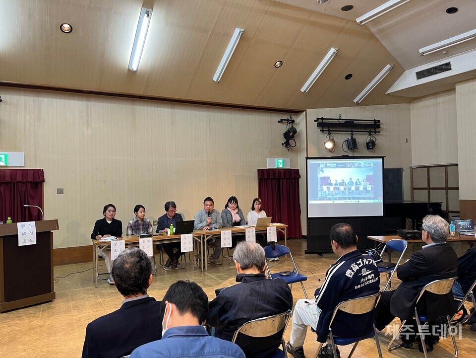 지난 14일 일본 오사카 KCC회관에서 ‘제2회 제주4·3국제포럼’이 열리고 있다. (왼쪽부터)김유정 존스홉킨스대학교 문화인류학 박사수료생, 김지민 제주4·3기념사업위원회 국제위원장, 문경수 리쓰메이칸대학 명예교수, 김현태 제주4·3을 생각하는모임-오사카 활동가, 홍정은 오사카공립대학 오사카코리안 연구플랫폼 특임조교, 오카자키 료코 제주4·3을생각하는모임-오사카 활동가. (사진=제주4·3기념사업위원회 제공)