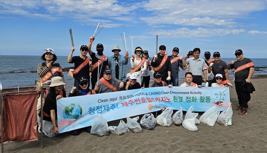 해안가 쓰렉기 줍기 정화활동에 나선 제주썬호텔&카지노 임직원들