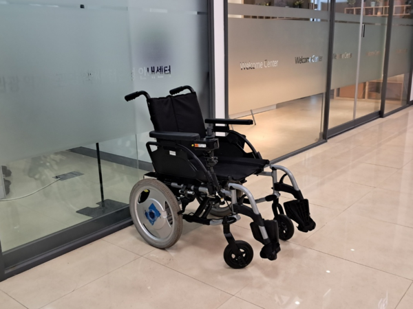 센터에서 공유하는 접이식 경량형 전동 휠체어. (사진=김수현)