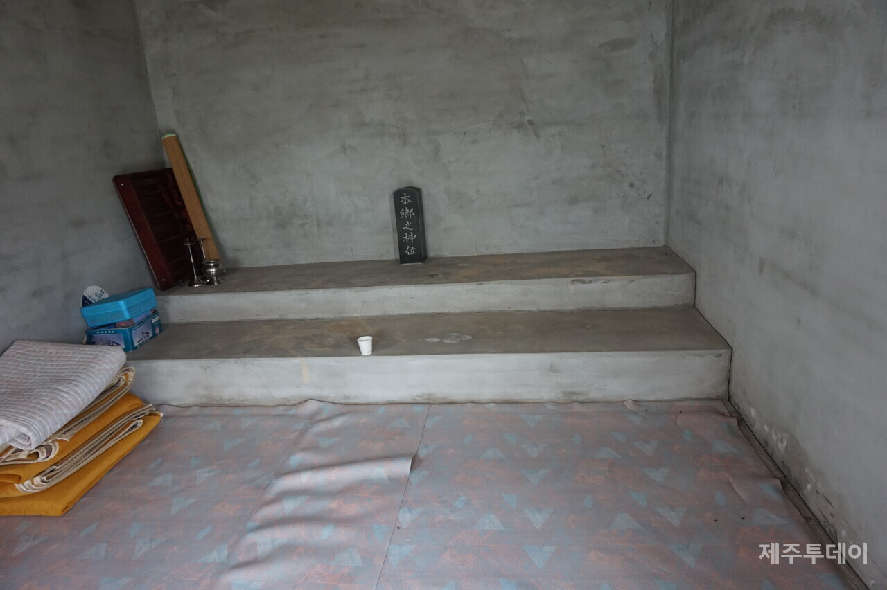 당집 안 모습은 단출하지만 이곳에 네 분의 신을 모시고 있다. (사진=여연)