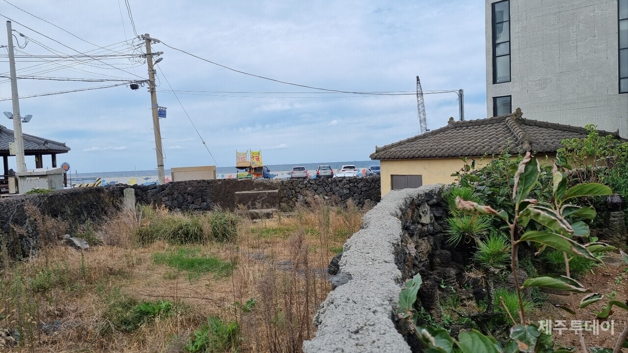 바닷가에 자리 잡은 고내리 큰당. (사진=여연)