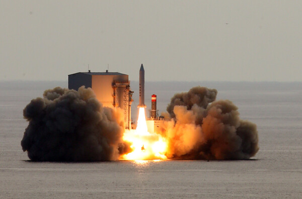 한화시스템이 개발한 위성을 탑재한 로켓이 제주도 서귀포시 중문해수욕장 남쪽 바지선 위에서 발사되고 있다.(사진=제주특별자치도)