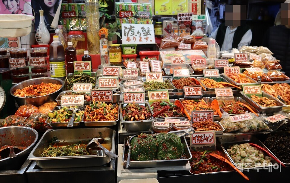 일본 오사카 츠루하시 상점가 매대에 한국인이 즐겨 먹는 반찬이 진열돼 있다. 12월7일 촬영. (사진=조수진 기자)