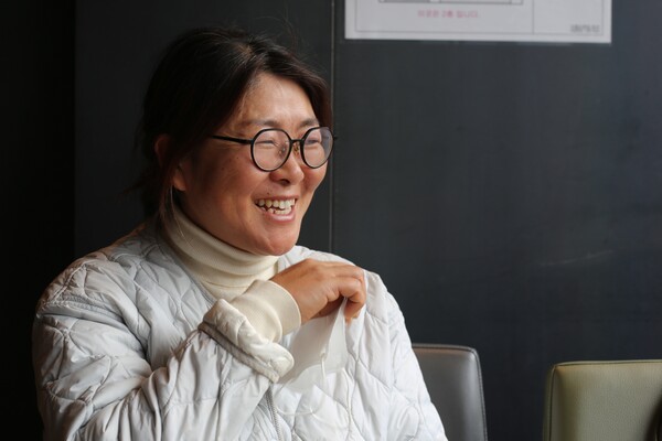제주투데이가 '2023 올해의 인물'로 선정한 월정리 해녀 김은아씨가 지난 29일 제주시내 카페에서 취재진과 인터뷰를 하고 있다. (사진=양유리 인턴기자)