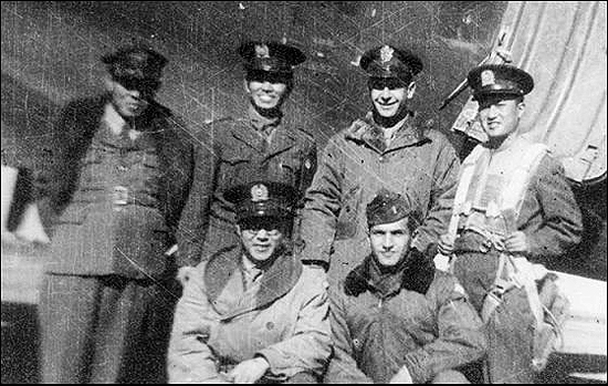 가장 왼쪽에서 뒷짐을 지고 있는 인물이 1948년 6월 제주에 파견된 제9연대 정보참모 탁성록이다.(미국립문서기록관리청 소장)