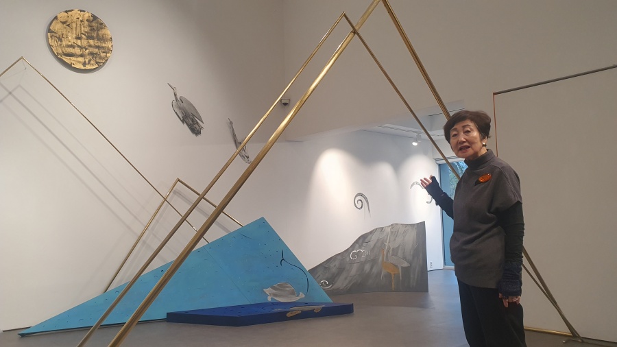 자신의 십장생 공예작품을 설명하고 있는 김승희 작가