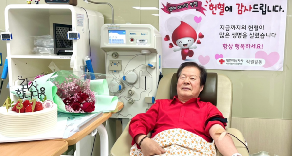 25년 전 처음 헌혈을 시작해 437차례 헌혈로 '헌혈 정년'을 맞은 김광선씨(사진=대한적십자 제주도혈액원 제공)