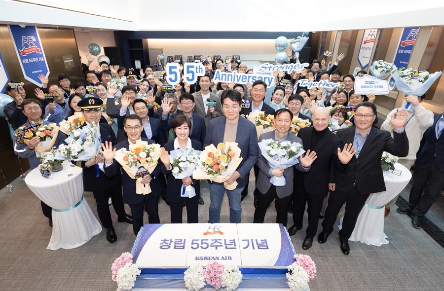 4일 오전, 서울시 강서구 공항동 대한항공 본사에서 창립 55주년 행사를 가졌다.  (조원태 한진그룹 회장과 직원들이 기념사진 촬영)