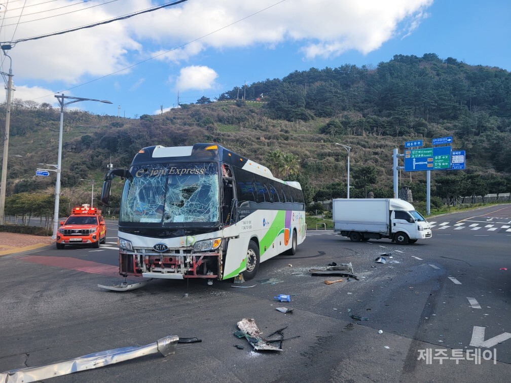 제주시 건입동에서 관광버스와 5t 화물차가 충돌해 2명이 다쳤다. (사진=제주소방안전본부 제공)