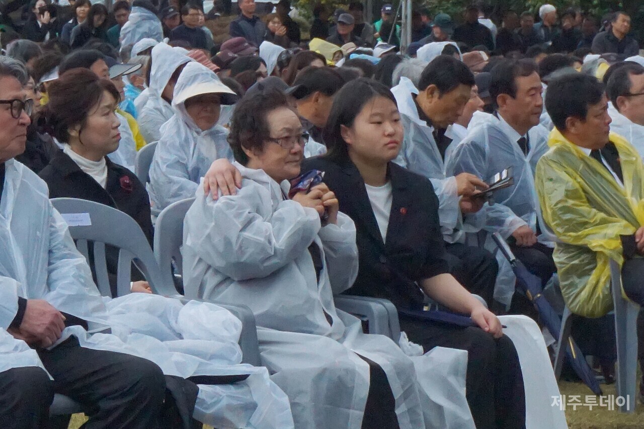 76주년을 맞은 제주 4·3추념식에 참여한 유족 '김옥자'씨와 손녀 '한은빈'양. (사진=양유리 기자)
