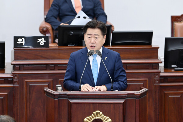 16일 제주도의회 제426회 임시회 제2차 본회의 도정질문에서 오영훈 제주지사가 의원들의 질의에 답변하고 있다. (사진=제주도의회 제공)