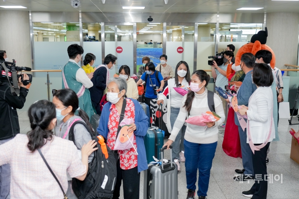 3일 오전 제주국제공항 국제선을 통해 2년여만에 첫 외국인 단체 관광객이 입국하고 있다. (사진=제주특별자치도 제공)