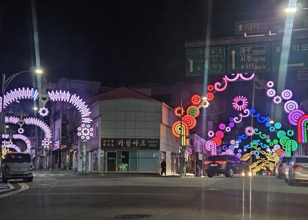 목포시 호남동 낙후한 상가거리에 세워진 루미나리에 시설은 관광객이나 시민들의 관심을 끌지 못하고 있다.(사진=김재훈 기자)
