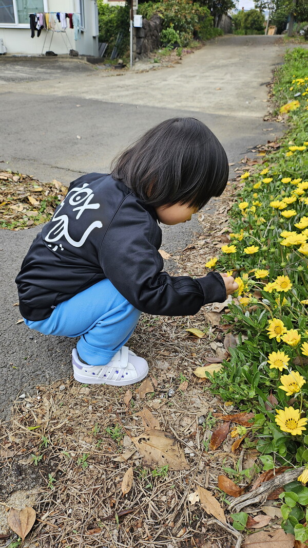 상콤이와의 동네산책은 늘 즐겁다. 아이와 함께하는 시간이 참 행복하다.(사진=김정도)